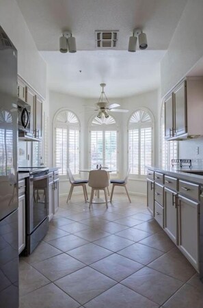 Kühlschrank, Mikrowelle, Herdplatte, Geschirrspüler