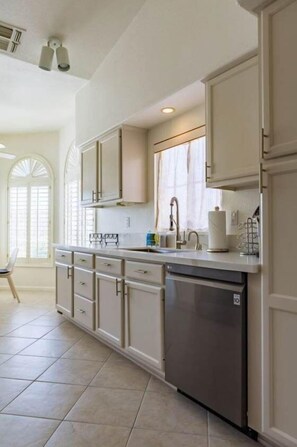 Réfrigérateur, micro-ondes, plaque de cuisson, lave-vaisselle