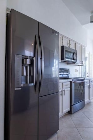 Fridge, microwave, stovetop, dishwasher