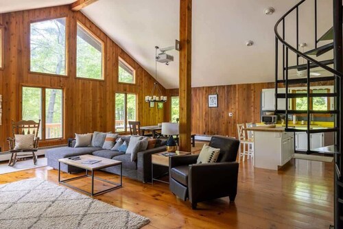 Silver Birch Chalet: 8-bdrm mountainside w hot tub