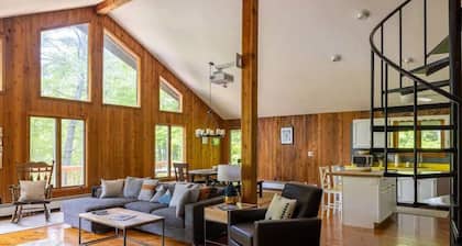 Silver Birch Chalet: 8-bdrm mountainside w hot tub