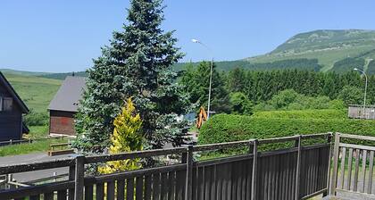 Chalet montagnard confortable à Super Besse avec grand terrain et parking privé
