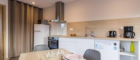 Jääkaappi, mikroaaltouuni, uuni, astianpesukone