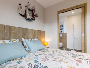 1 bedroom, travel cot, free WiFi, bed sheets