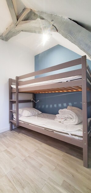 2 bedrooms, iron/ironing board, travel cot, Internet