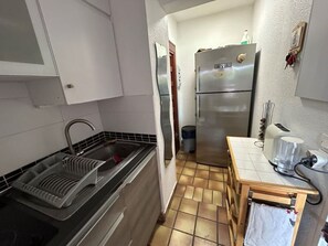 Kühlschrank, Mikrowelle, Herdplatte, Wasserkocher mit Kaffee-/Teezubehör