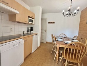 Jääkaappi, mikroaaltouuni, liesi, astianpesukone