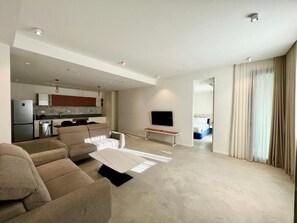 Family Studio Suite, Balcony, City View | Living area