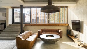 Un salon moderne avec un canapé, une table basse et un téléviseur.