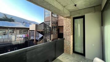 Familie studio suite, balkon, uitzicht op stad | Balkon