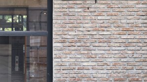 Un mur de briques sur lequel est affiché un panneau indiquant « Concept 14/16 ».