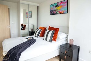 2 bedrooms, iron/ironing board, WiFi, bed sheets - Luxury serviced apartment in heart of Wimbledon (London)