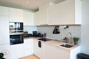 Microwave, oven, stovetop, dishwasher - Luxury serviced apartment in heart of Wimbledon (London)