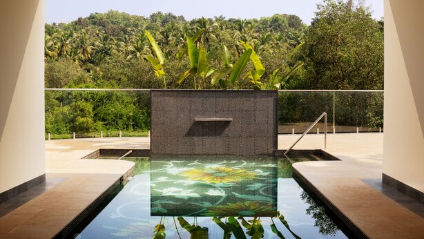 Une piscine intérieure moderne offrant une vue dégagée sur un paysage verdoyant et luxuriant.