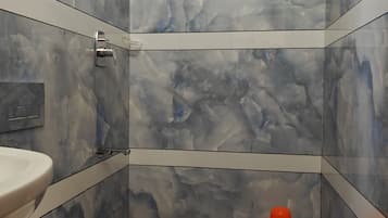 Executive Room | Bathroom | Shower, towels, soap, toilet paper