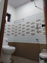 Ducha, toallas, jabón, papel higiénico