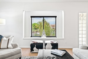 TV connectée, cheminée, lecteur de DVD, espaces bureaux