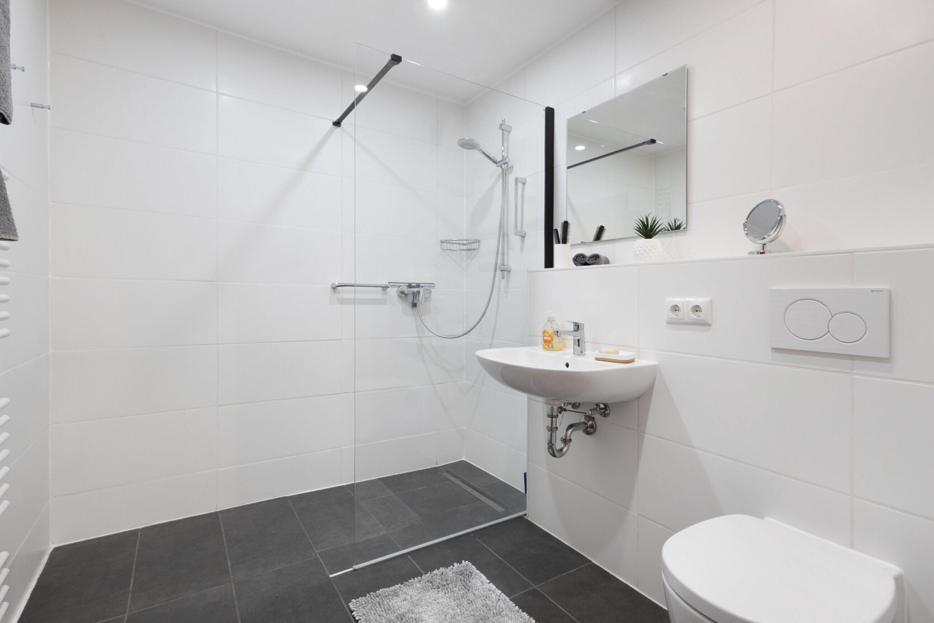 Een douche, een haardroger, handdoeken