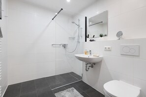 Een douche, een haardroger, handdoeken