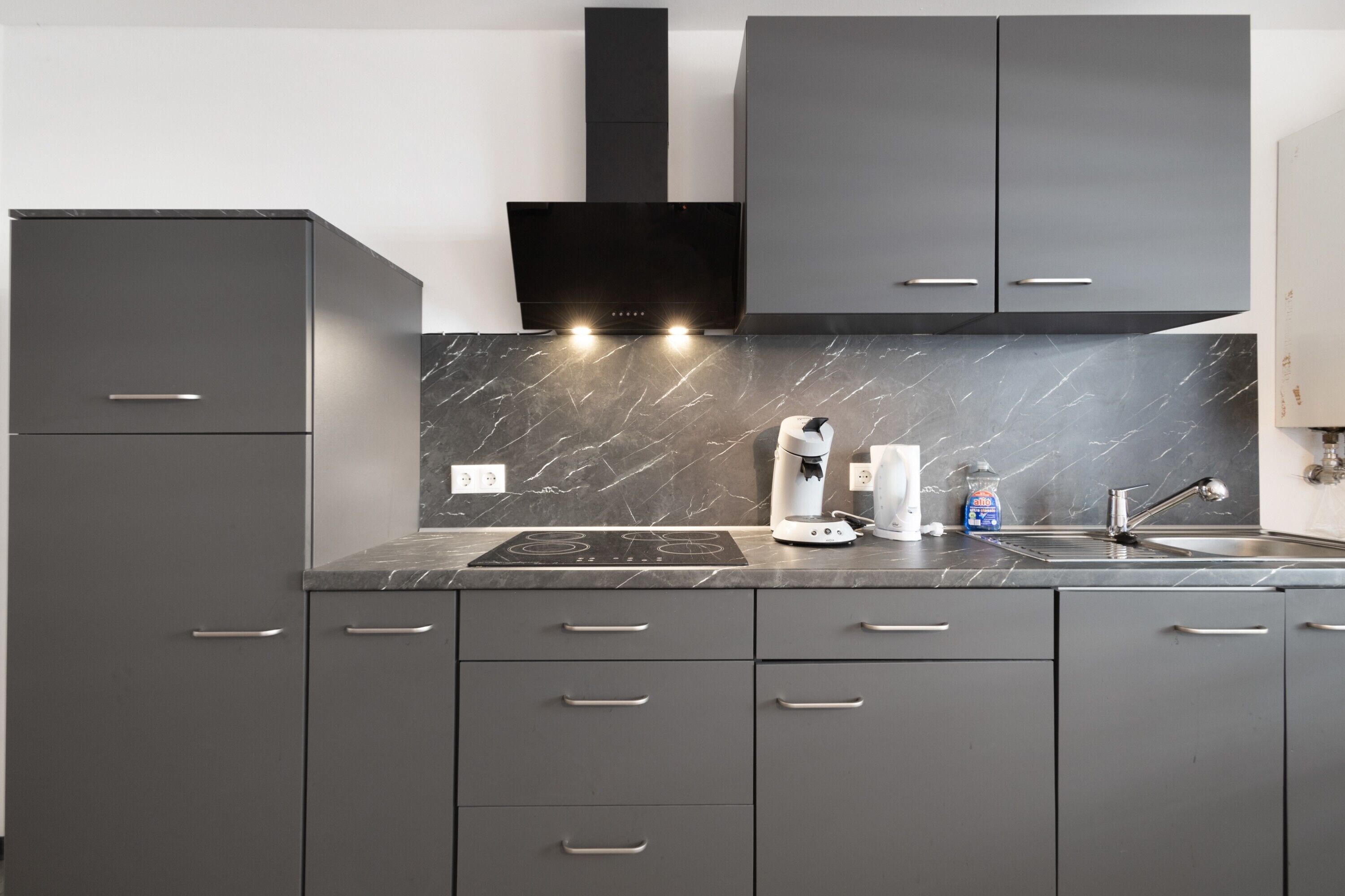 Kühlschrank, Mikrowelle, Herdplatte, Wasserkocher mit Kaffee-/Teezubehör