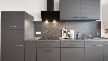 Kühlschrank, Mikrowelle, Herdplatte, Wasserkocher mit Kaffee-/Teezubehör