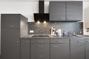 Refrigerador, microondas, parrilla de estufa y cafetera y tetera 