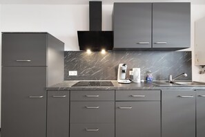 Kjøleskap, mikrobølgeovn, kokeplater og kaffetrakter/tekoker