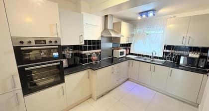 J&J Stays Abbeywood
4-Bedroom Serviced accommodation Contractors and Families