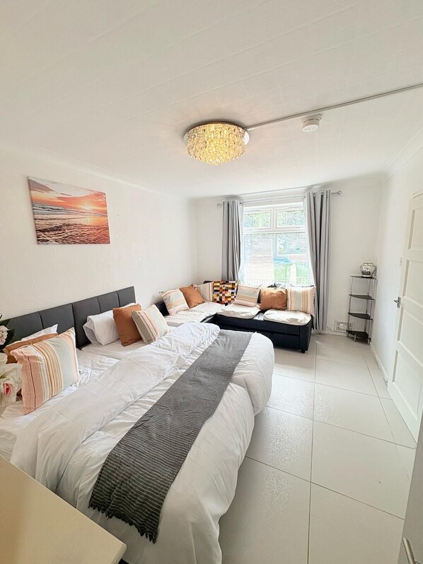 4 bedrooms, iron/ironing board, free WiFi, bed sheets