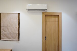 Kamar Deluks | Area keluarga | Smart TV 55-inci dengan saluran TV satelit, perapian, dan Netflix