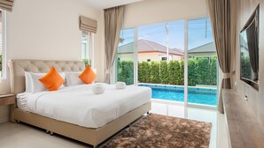 Un dormitorio con una cama grande, vista a una piscina y un balcón con cortinas.