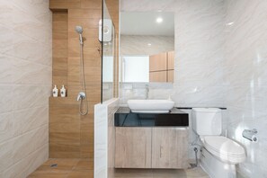 Dusche, Haartrockner, Bidet, Handtücher