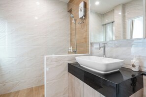Dusche, Haartrockner, Bidet, Handtücher