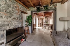 อพาร์ทเมนท์, ลานระเบียง, วิวทะเลสาบ | เครื่องนอนระดับพรีเมียม, ผ้านวมขนเป็ด, เตารีด/โต๊ะรีดผ้า