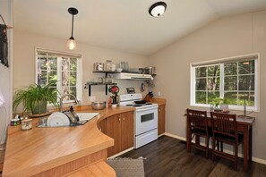 Fridge, microwave, oven, stovetop - Wagon Creek Ranch  Your Private Retreat in Nature (Mount Shasta)