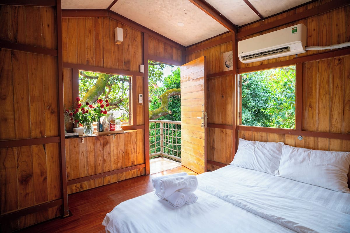Nhà trên cây có tầm nhìn toàn cảnh, quang cảnh vườn | Trang bị nội thất với thiết kế riêng biệt, bàn