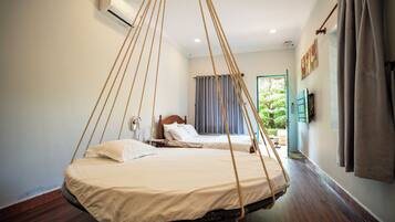 Junior dubbelrum - utsikt mot trädgården | Unika möbler, skrivbord, gratis wi-fi och sängkläder