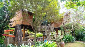 Stuga - utsikt mot trädgården | Exteriör