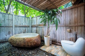 Design-Chalet, 1 Queen-Bett, Badewanne, Poolblick | Badezimmer | Kostenlose Toilettenartikel, Haartrockner, Handtücher, Shampoo