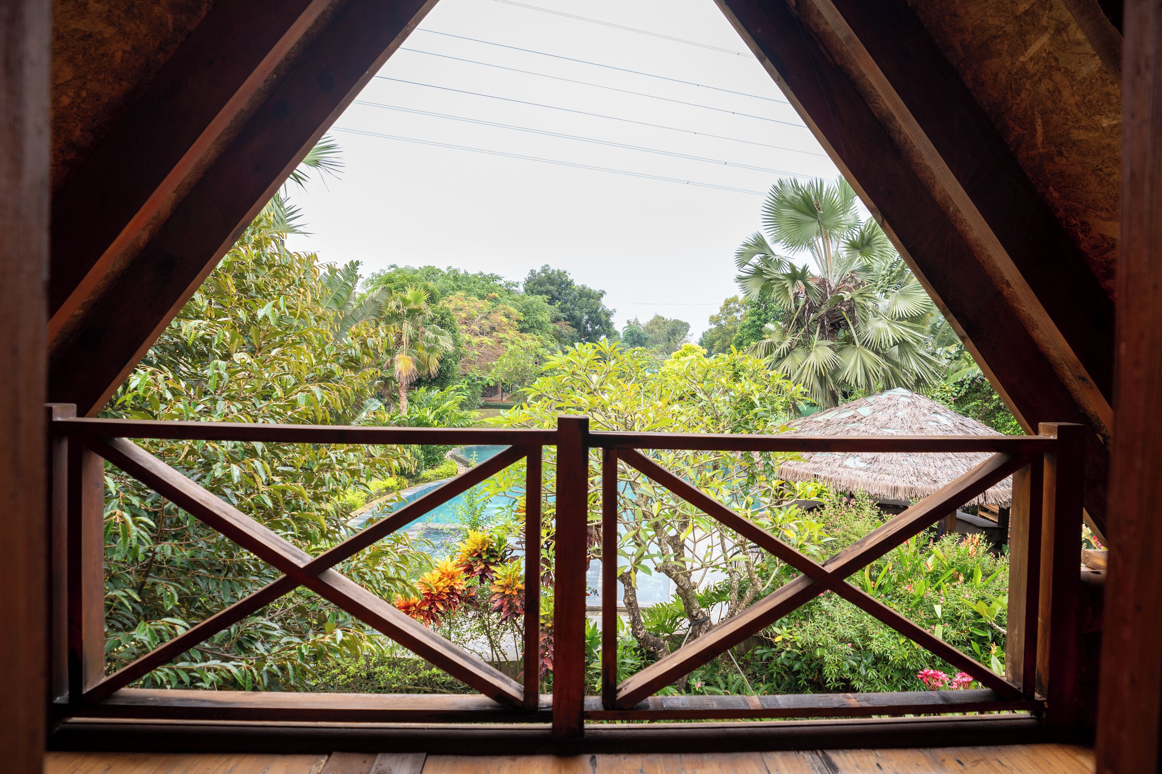 Design chalet, 1 queensize bed, bad, uitzicht op zwembad | Uitzicht op de tuin