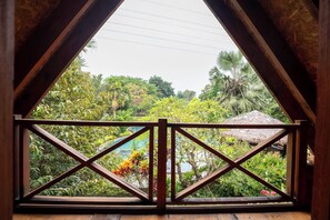 Design-Chalet, 1 Queen-Bett, Badewanne, Poolblick | Blick auf den Garten