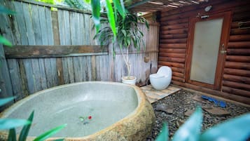 Design-Chalet, 1 Queen-Bett, Badewanne, Poolblick | Badezimmer | Kostenlose Toilettenartikel, Haartrockner, Handtücher, Shampoo