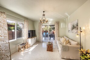 Microwave, coffee/tea maker, cookware/dishes/utensils - Laranca Oneiro Seaside Villa (Pervolia)