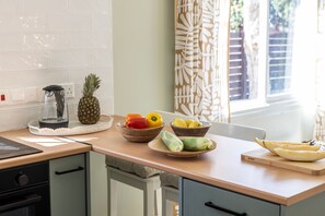 Microwave, coffee/tea maker, cookware/dishes/utensils - Laranca Oneiro Seaside Villa (Pervolia)