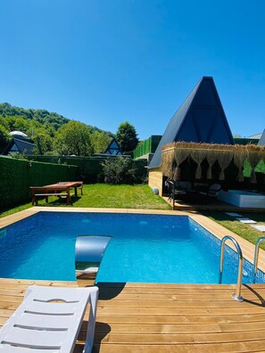 Piscina all'aperto, una piscina riscaldata