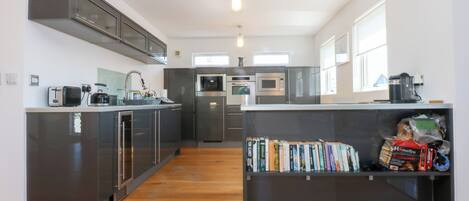 Cottage | Private kitchen | Dishwasher, cookware/dishes/utensils