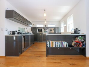 Cottage | Cuisine privée | Lave-vaisselle, batterie de cuisine, vaisselle et ustensiles