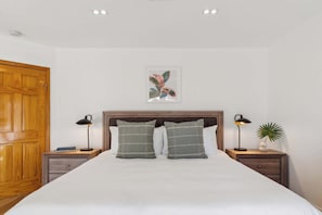4 bedrooms, desk, iron/ironing board, travel cot
