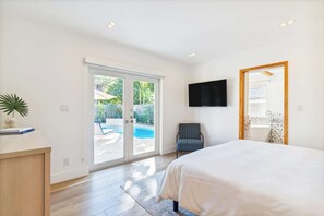4 bedrooms, desk, iron/ironing board, travel crib
