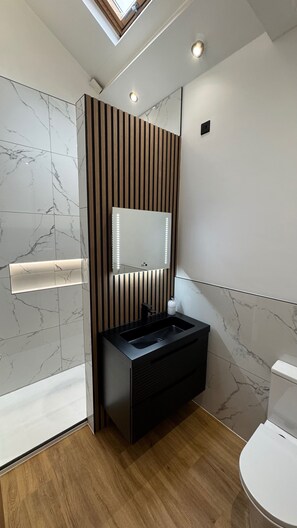 Douche, sèche-cheveux, serviettes fournies